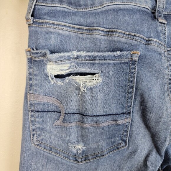 American Eagle Tomgirl Button Fly Distressed Crop Medium Wash Relaxed AE 2 Jeans - Picture 10 of 16